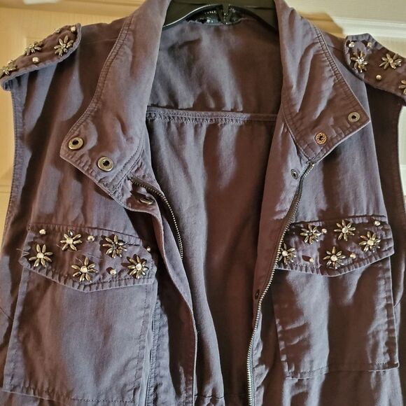 Forever 21 sports utility vest, studded - Picture 4 of 7